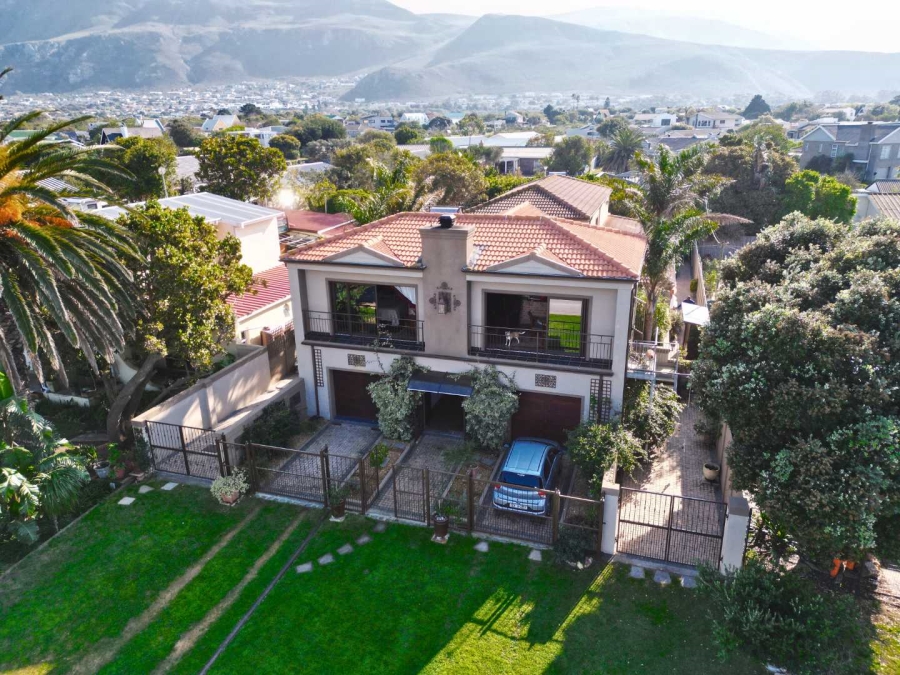 6 Bedroom Property for Sale in Sandbaai Western Cape